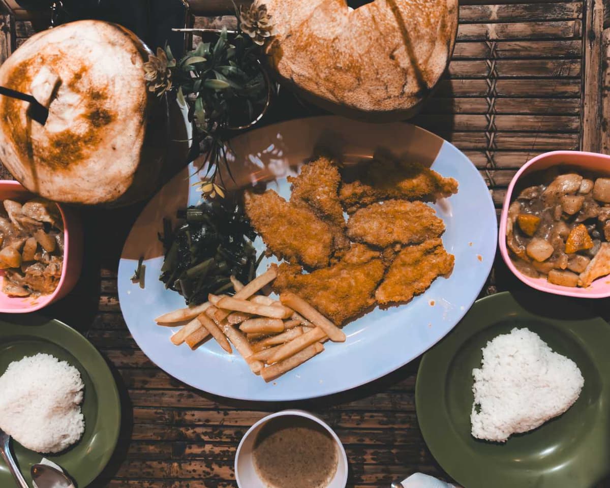 Fresh Indonesian dishes and tropical drinks at a Gili Air beach restaurant